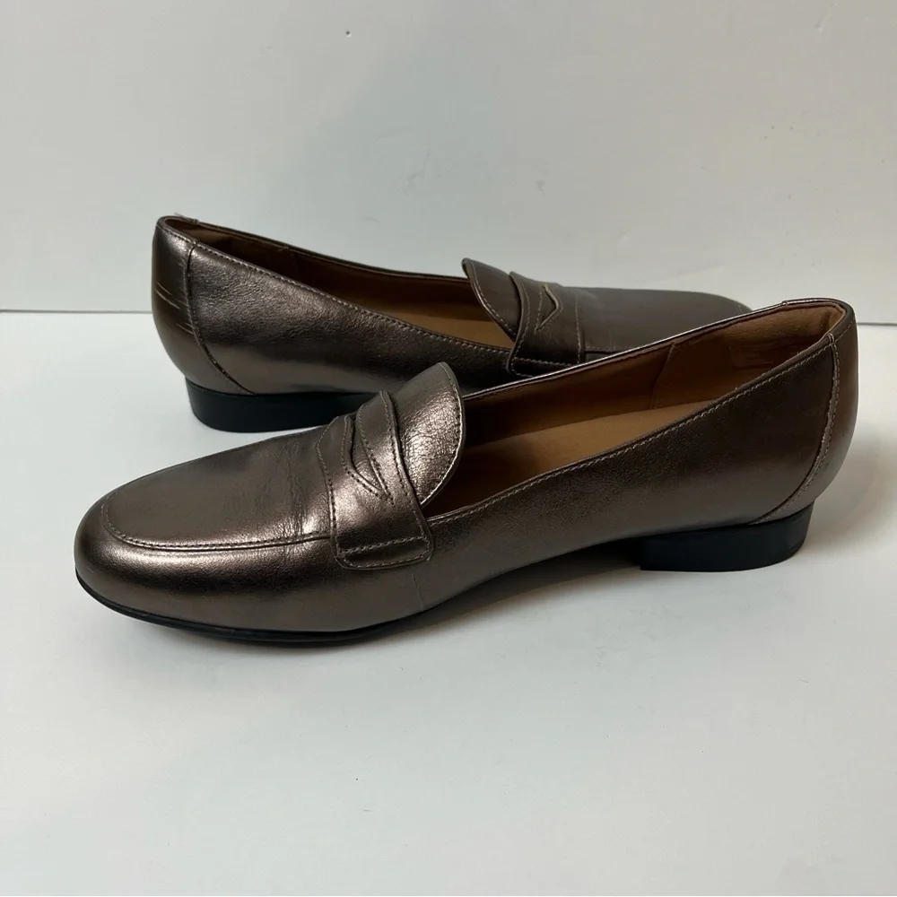 Unstructured by Clarks Pewter Gold Heeled Loafers‎ 9.5